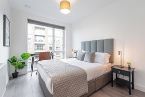 Escritorio y espacio para trabajar con laptop 