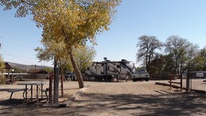 Outdoor dining - Extended RV Site (up to 45'), Pull Through, Full Hookup (30/50 amp) (Escalante)