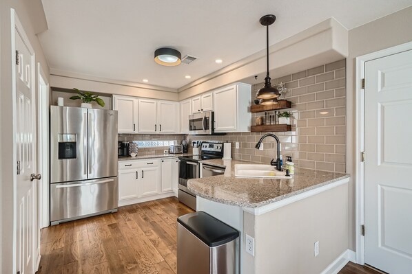 Refrigerador, microondas, horno y parrilla de estufa 