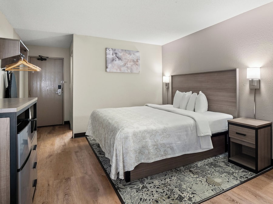 Premium-huone, 1 suuri parisÀnky (Upgraded Bedding & Snack, Smoke Free) | Pimennysverhot, ilmainen Wi-Fi, vuodevaatteet