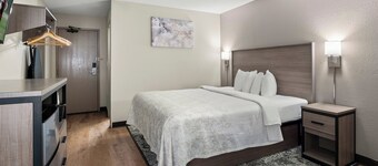 Red Roof PLUS+ Belleville