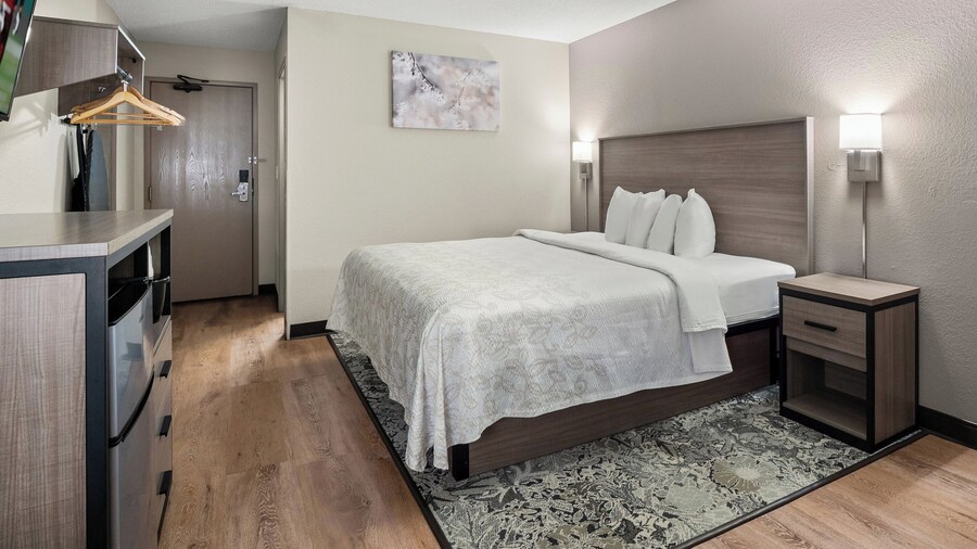 Red Roof PLUS+ Belleville