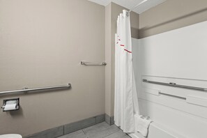 Combined shower/tub, free toiletries, towels, soap - Red Roof Inn PLUS+ Belleville (Belleville)