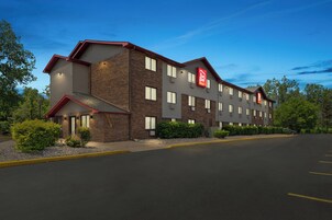 Fachada de la propiedad por la tarde o noche