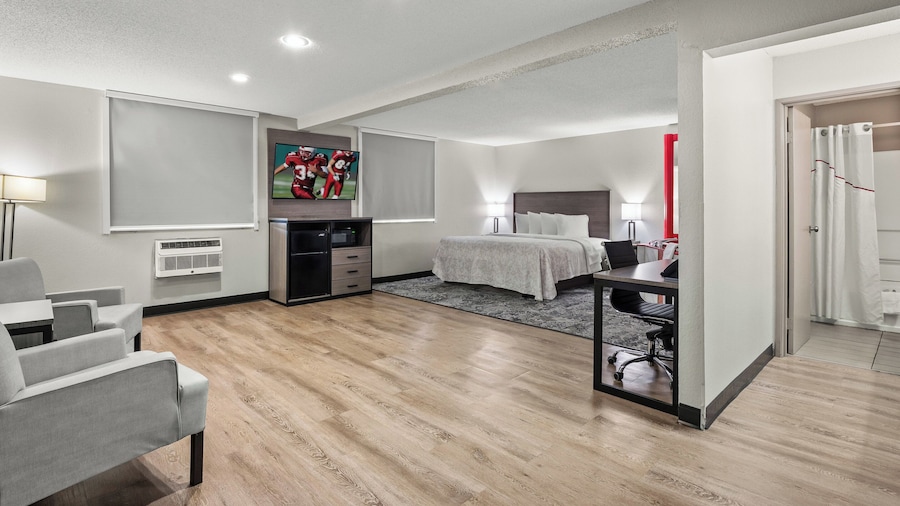 Red Roof PLUS+ Belleville