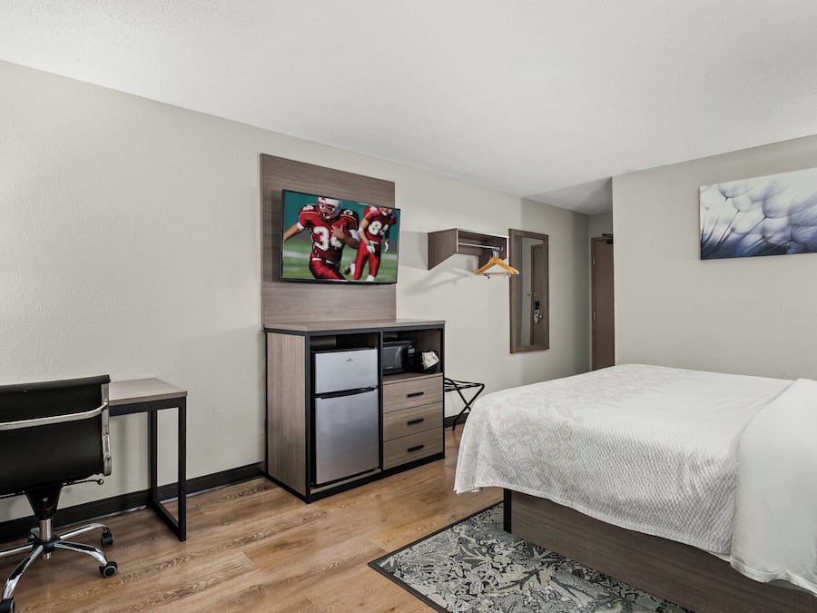 Deluxe Room, 1 King Bed (Smoke Free) | Property grounds