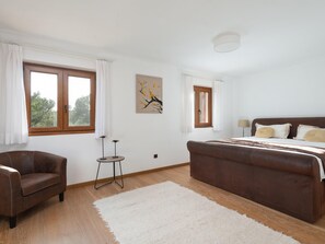 4 bedrooms, iron/ironing board, Internet, bed sheets