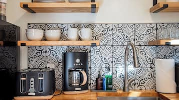 Een koelkast, een magnetron, een oven, een kookplaat