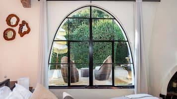 Een bureau, een strijkplank/strijkijzer, reisbedje, wifi