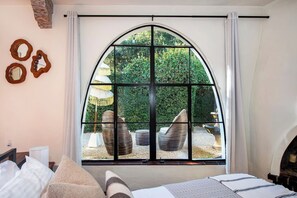 Bureau, fer et planche à repasser, lit parapluie, Wi-Fi