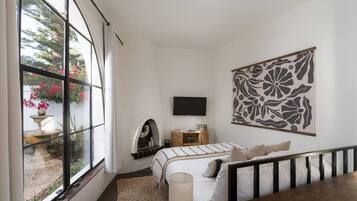 1 habitación, escritorio, tabla de planchar con plancha y cuna de viaje