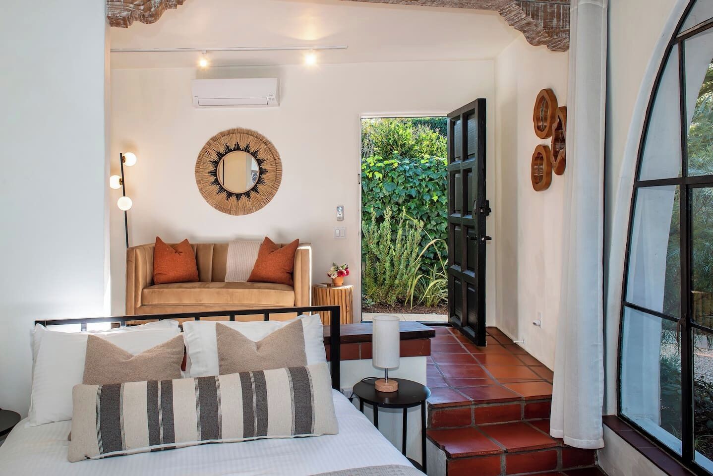 1 habitación, escritorio, tabla de planchar con plancha y cuna de viaje 