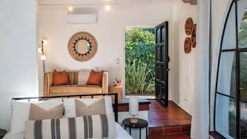 1 habitación, escritorio, tabla de planchar con plancha y cuna de viaje