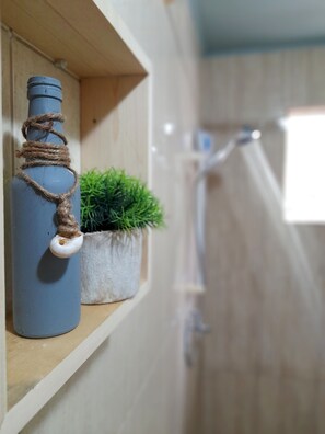 Dusche, Haartrockner, Handtücher, Toilettenpapier
