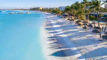 Vlak bij het strand, ligstoelen, strandlakens