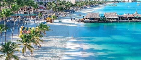 Nära stranden, solstolar och strandhanddukar