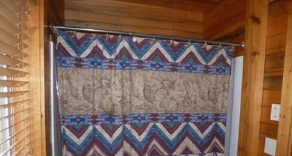 Cozy 1-Bedroom Loft Cabin in enchanting Alpine with WiFi, AC