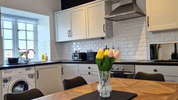 Een koelkast, een microgolfoven, een oven, een kookplaat