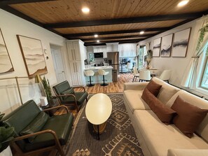 Una Smart TV, una chimenea