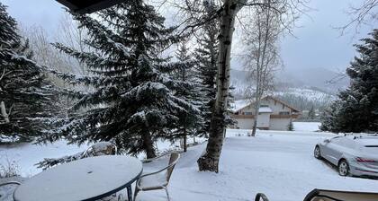 West Vail Hideaway 2/2 fireplace at pine ridge bus stop