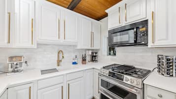 Mikrobølgeovn, ovn, kokeplater og oppvaskmaskin