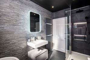 Luxury House, Private Bathroom (Terrace House) | Bathroom - 7 Argyle Terrace (North Shields)