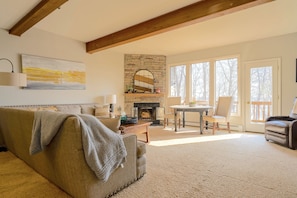 Smart TV, fireplace, DVD player - Luxury Wisp Village Townhome (McHenry)