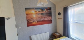 Basic Double Room, Ensuite (room 6 small double ) - Elm Tree Guest House (Weston-super-Mare)