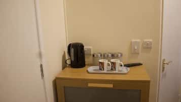 Habitación básica con 2 camas individuales, baño en la habitación (Room 7 Twin en suite) | Servicios de la habitación