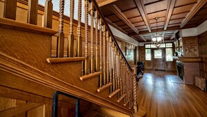 ハウス ベッドルーム (複数) レイクビュー (Historic Mansion Rental) | リビング エリア | 32 インチのテレビ (ケー  ブル放送視聴可)