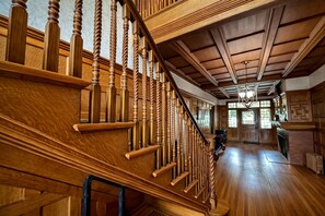 하우스, 침실 여러 개, 호수 전망 (Historic Mansion Rental) | 거실 공간 | 케이블 채널 시청이 가능한 32인치 TV