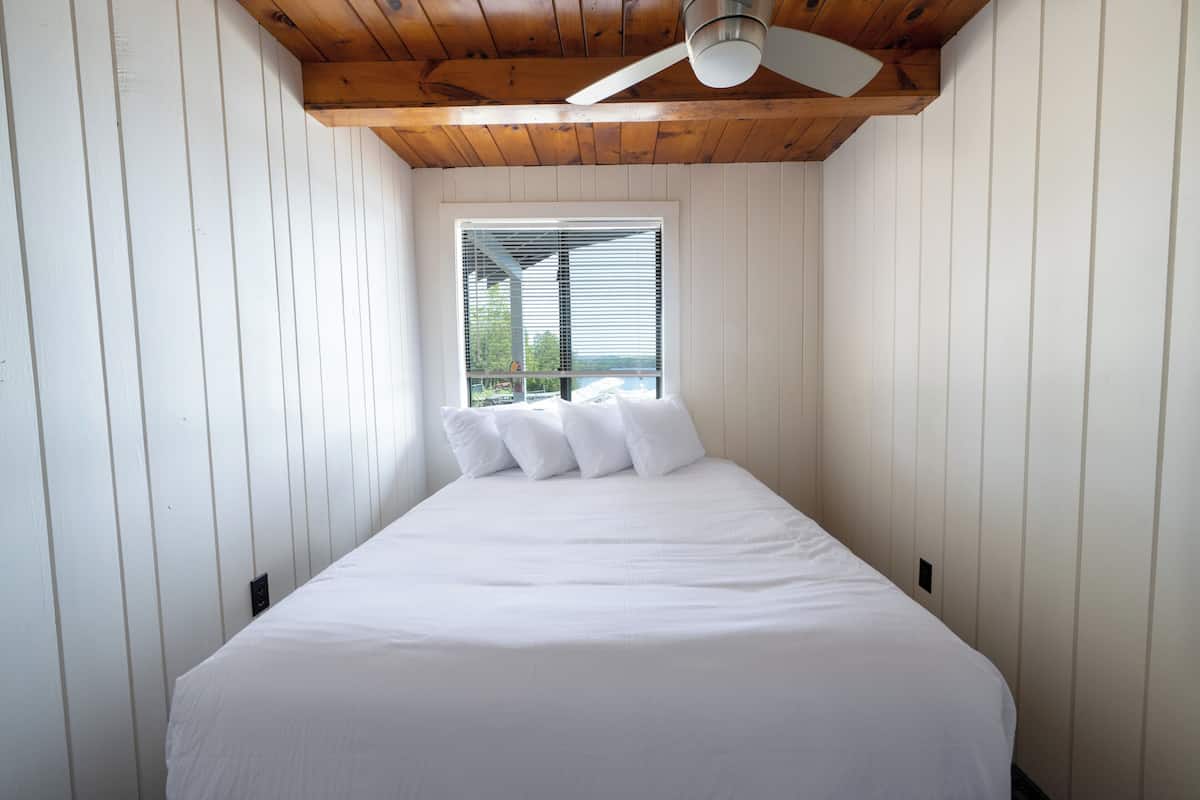 Phòng Suite Tiêu chuẩn, 3 phòng ngủ (3 Bedroom Waterfront Suite) | Bộ đồ giường kháng dị ứng, bàn ủi/dụng cụ ủi quần áo