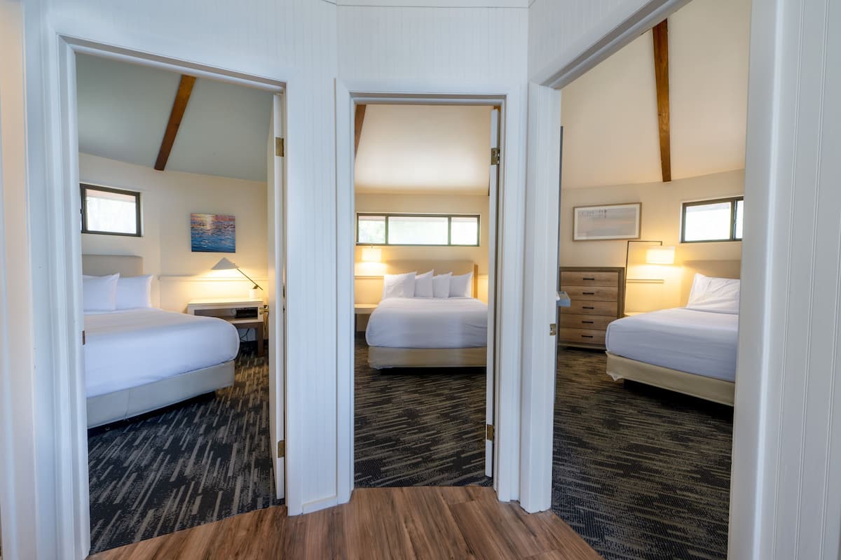 Phòng Suite, 3 phòng ngủ, quang cảnh hồ (3 Bedroom Lakeview Suite) | Bộ đồ giường kháng dị ứng, bàn ủi/dụng cụ ủi quần áo 