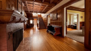 Hus - flera sovrum - sjöutsikt (Historic Mansion Rental) | Vardagsrum | 32-tums tv med kabelkanaler