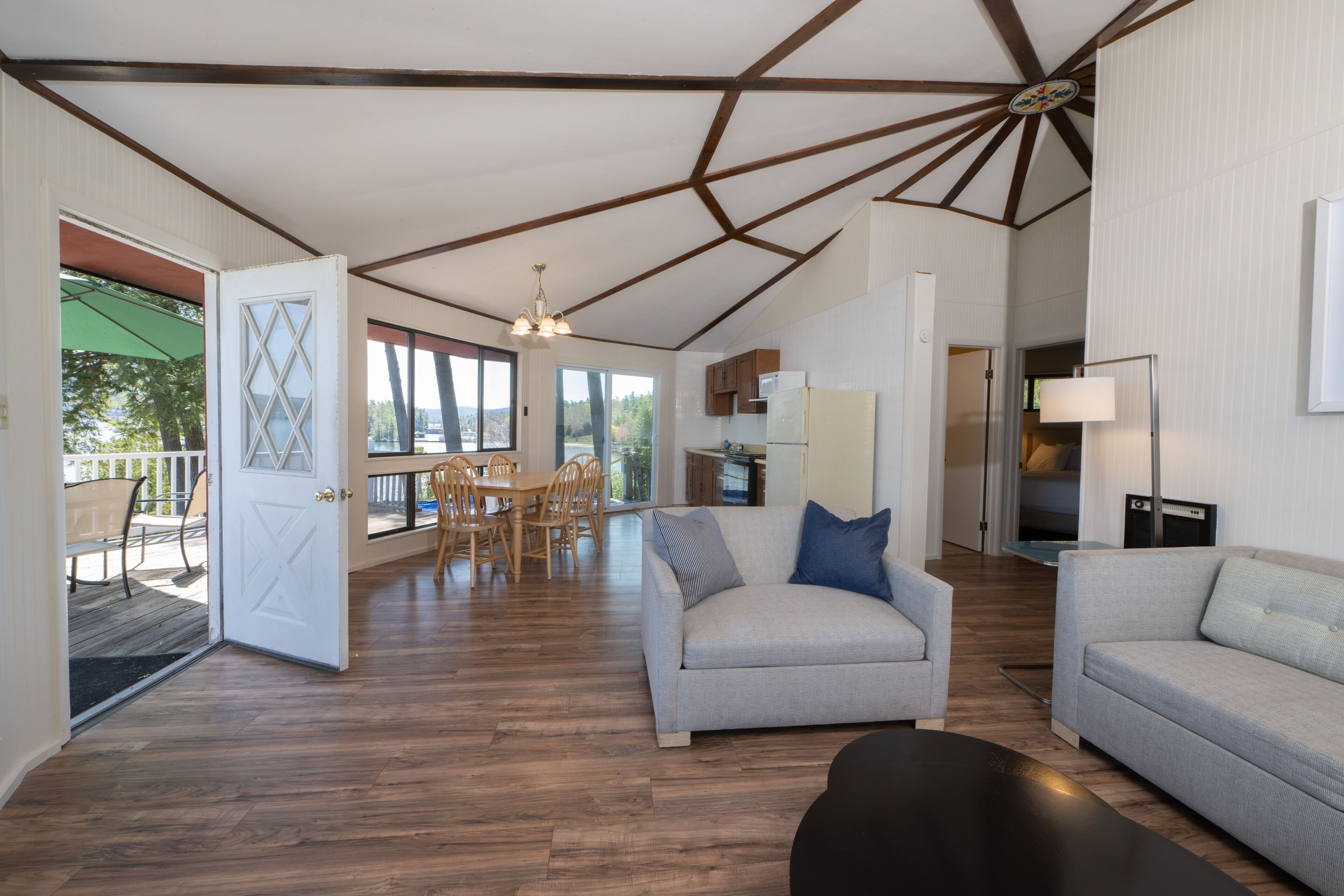 Lakefront Three-Bedroom Round House Suite | Living area | 32-inch TV with cable channels