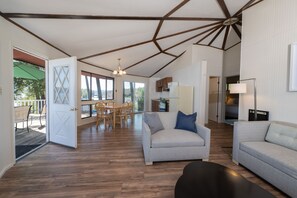 Lakefront Three-Bedroom Round House Suite | Living area | 32-inch TV with cable channels