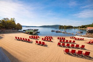 Private beach, sun loungers, beach umbrellas, kayaking - Depe Dene Lakeside Resort (Lake George)