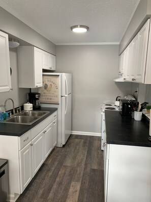 Refrigerador, microondas, horno y parrilla de estufa 