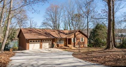 Perfect Summer get away! Charming 4 bedroom lake front home.