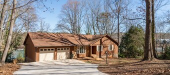 Perfect Summer get away! Charming 4 bedroom lake front home.