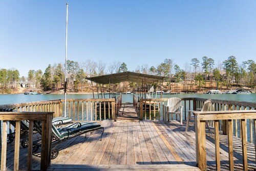 Perfect Summer get away! Charming 4 bedroom lake front home.