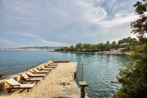 على الشاطئ، كراسي للتشمس، مناشف للشاطئ