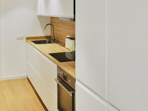 Réfrigérateur, four à micro-ondes, un four, lave-vaisselle