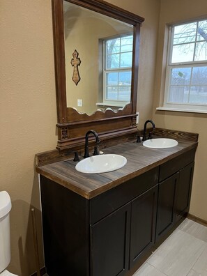 Toalhas de banho, sabonete, shampoo, papel higiênico