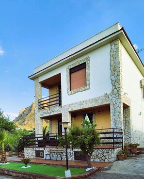 Exterior - Detached Property with garden and a view on the Sea near Palermo, Sicily (Altavilla Milicia, Torre Colonna-Sperone)