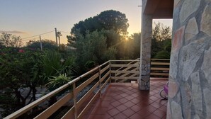A stone wall with a wooden railing and a tiled floor. - Detached Property with garden and a view on the Sea near Palermo, Sicily (Altavilla Milicia, Torre Colonna-Sperone)