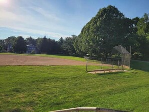 Sports court - Towson Beautiful Home 5 minutes from Everything Towson (Towson)