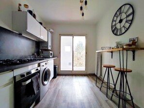 ثلاجة، ميكروويف، فرن، موقد طهي مسطح