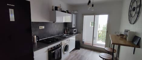 ثلاجة، ميكروويف، فرن، موقد طهي مسطح