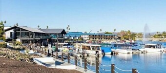 Cheerful 3 bedroom house right on the golf course.